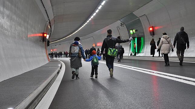 Rund 11.000 Besucher nutzten beim Tag der offenen Tür die Möglichkeit zur Tunnelwanderung. Am 6. Dezember wird das Bauwerk für den ...