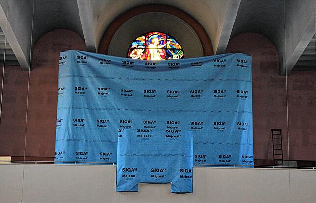 Die große Orgel ist auch schon verdeckt und so vor möglichen Beschädigungen während der Umbauphase geschützt. Sie wird erst ganz am ...