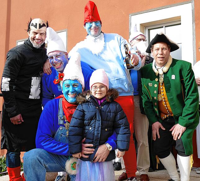 Die geballte Macht Stettens an Fasnet zu Schlümpfen geschrumpft: Schultes Maik Lehn (vorne) mit Töchterchen Marie sowie (von links) die ...
