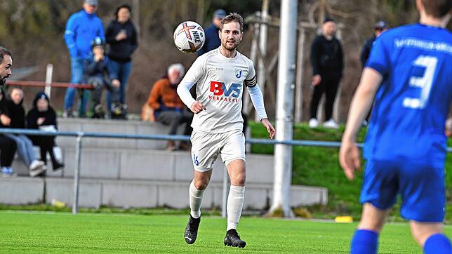 Fair geht vor: Kapitän Felix Uhl (28) – hier ein Archivbild – vom FC Erzingen verzichtete beim 2:2 seiner Elf am Sonntag bei der SG ...