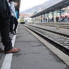 Fahrgäste warten am Bahnhof in Waldshut auf den IRE der Hochrheinbahn.