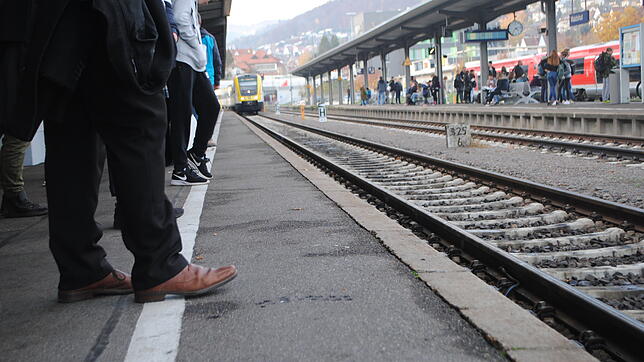 Fahrgäste warten am Bahnhof in Waldshut auf den IRE der Hochrheinbahn.