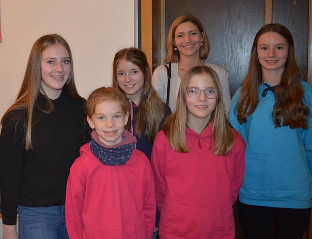 Die Turnerinnen der Realschule: Sophie Jankowiak, Emma und Jana Zimmermann, Meline Braccia und Alina Senft mit Sportlehrerin Nicola Vogel.