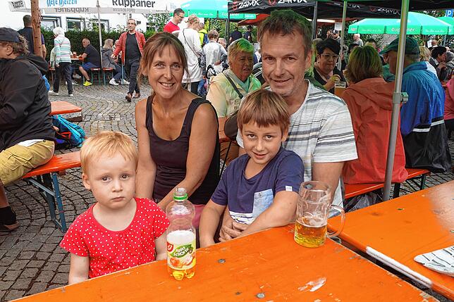 Karin Neubert und Ulrich Weigmann mit den Kindern Karl (8 Jahre) und Peter (3) aus Liggeringen haben soeben auf dem Dingelsdorfer ...