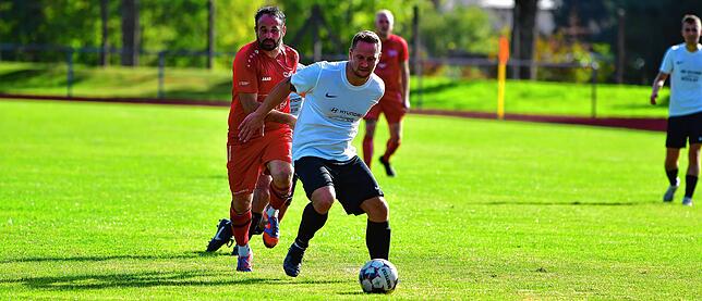 Wiedersehen nach vielen Jahren: In der Saison 2015/16 spielten Johannes Baumgartner (vorn) und Marco Lohr gemeinsam beim FC Erzingen. ...