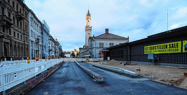 Der Bahnhofplatz wird barrierefrei ausgebaut. Die künftige Busspur ist bereits zu erkennen.