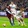 Nach einer schwachen ersten Halbzeit konnte der SC Freiburg (Ritsu Doan, rechts) das Europa League-Spiel gegen West Ham United (Emerson ...