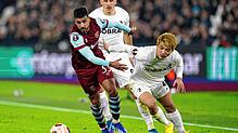 Nach einer schwachen ersten Halbzeit konnte der SC Freiburg (Ritsu Doan, rechts) das Europa League-Spiel gegen West Ham United (Emerson ...