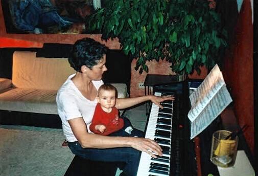 Stefanie Jürgens spielt Klavier in ihrem Haus in Uhldingen-Mühlhofen mit ihrer jüngsten Tochter Amelie auf dem Schoß.