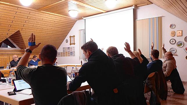 Der Gemeinderat folgte einstimmig dem Vorschlag von Bürgermeister Stephan Frickinger, einen Teilabschnitt zu erschließen. Foto: Heinrich ...