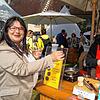 Sylvia Rabe probiert auf der Home and Garden die Trüffelbutter bei Anna Berger von der Trüffelmanufaktur.