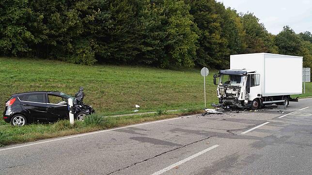 Der 31-jährige Autofahrer, der am 3. Oktober auf der Bundestraße bei Rheinfelden mit einem Lastwagen frontal kollidierte, ist gestorben.