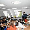 Malte Krebs (stehend) und die Realschüler der 9c beim Kick-Off. Zusammen planen sie die kommenden Schritte für das Waldklassenzimmer, ...