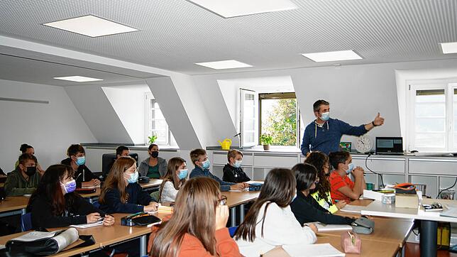Malte Krebs (stehend) und die Realschüler der 9c beim Kick-Off. Zusammen planen sie die kommenden Schritte für das Waldklassenzimmer, ...