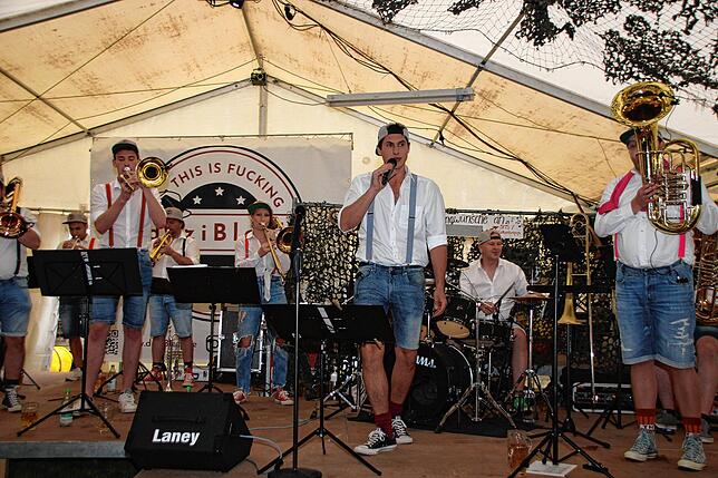 Deziblech aus dem Hohenfels hat beim (H)ex & Weg Fest in Bichtlingen jede Menge stimmungsgeladene Brassmusik im Gepäck.