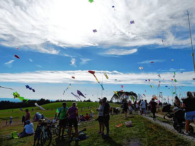 Viele bunte Drachen verzauberten den Himmel am Samstag über dem Flugplatzgelände in Hütten.