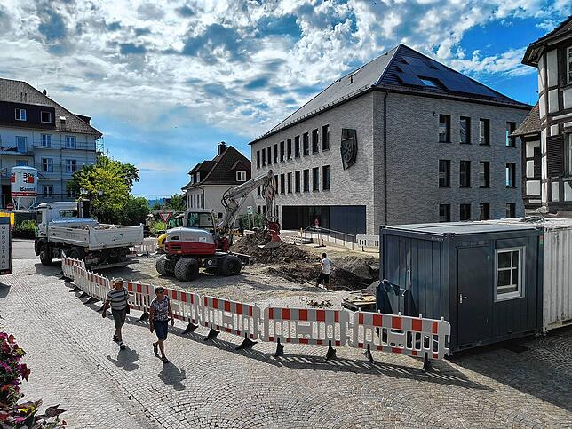 Weiträumig ist der Bereich um das Rathaus derzeit gesperrt. Dort befindet sich aktuell die Baustelle für den künftigen Technikbereich ...
