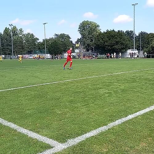 Torwart fängt Flanke ab