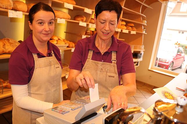 Simone Harter (links) und Iris Spreter wechseln die Bonrolle in der Bäckerei Schmid. Das wird nach Einführung der Belegausgabepflicht ...