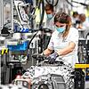 Eine Monteurin arbeitet in einem Werk des Automobilzulieferers ZF Friedrichshafen an ein Getriebe für Lastwagen. Die Produktionsjob am ...