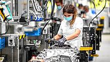 Eine Monteurin arbeitet in einem Werk des Automobilzulieferers ZF Friedrichshafen an ein Getriebe für Lastwagen. Die Produktionsjob am ...