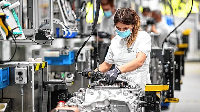 Eine Monteurin arbeitet in einem Werk des Automobilzulieferers ZF Friedrichshafen an ein Getriebe für Lastwagen. Die Produktionsjob am ...