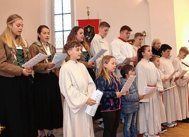 Der Jugendchor begeistert die Gottesdienstbesucher mit modernen Liedern, wie dem wunderschönen „Sing mit mir ein ...