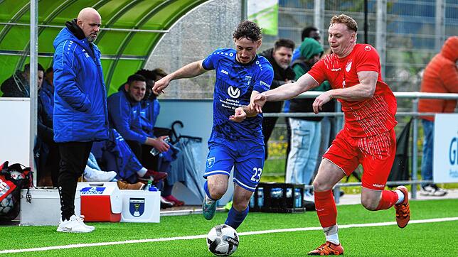 Keinen Sieger gab es im Duell zwischen dem FC Pfaffenweiler (Lars Rohrer, rechts) und dem FV Möhringen (Marius Kappeler).