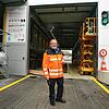 Martin Tanner, Chef der Verkehrspolizei des Kantons Schaffhausen, vor der neu überdachten und mit neuester Messtechnik ausgerüsteten ...
