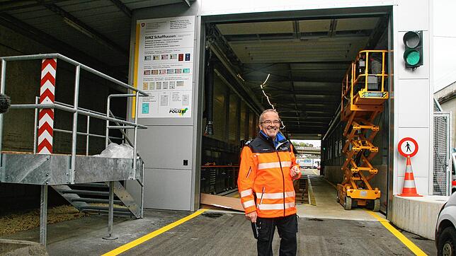 Martin Tanner, Chef der Verkehrspolizei des Kantons Schaffhausen, vor der neu überdachten und mit neuester Messtechnik ausgerüsteten ...