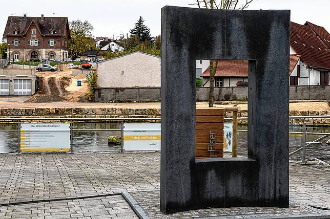Auch in Elsers Geburtsort Hermaringen erinnert ein neues Denkmal an den Attentäter. Es zeigt einen Rahmen aus Beton, vor dem eine ...