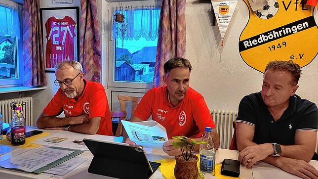 Ferdinand Hettich (stellvertretender Vorsitzender), Andreas Palka (Vorsitzender) und Kassierer Manfred Schmidt halten beim Förderverein ...
