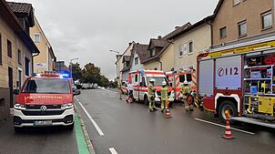 Mehrere Rettungsfahrzeuge stehen am Donnerstagnachmittag in der Schwenninger Arminstraße.