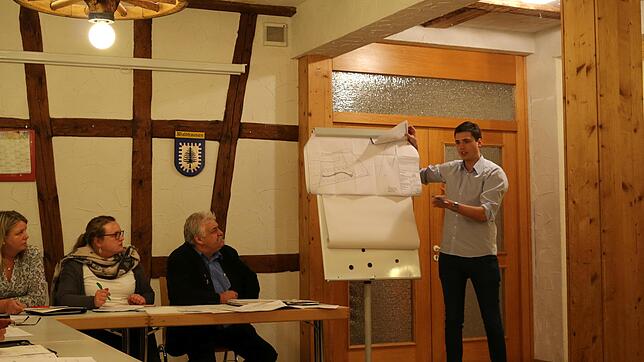 Ingenieur Julius Mayer (rechts) erläutert im Ortschaftsrat Waldhausen den Erschließungsplan für das Baugebiet Hinterm Kirchle III.