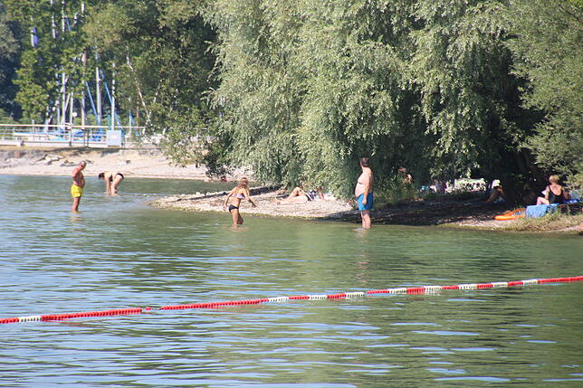 Trotz Badeverbot steigen außerhalb des Freibads Menschen in den Bodensee und riskieren gesundheitliche Folgen.