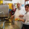 Sie freuen sich über jeden Schritt in Richtung Normalität, Betriebsleiterin Katja Welz (von links), Küchenchef Rolf Hilpert und Köchin ...