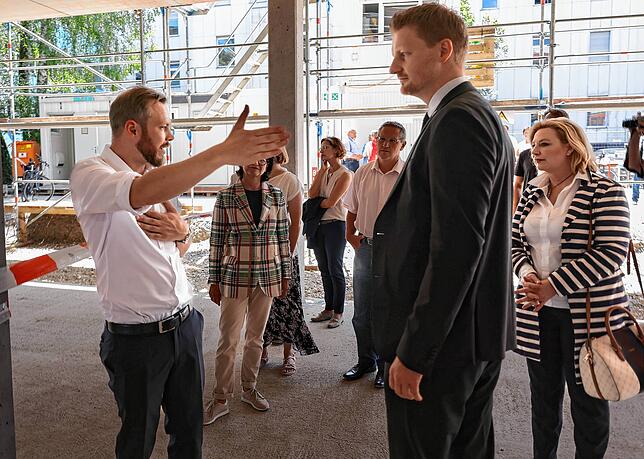 Architekt Georg Schmitz (links) erläutert den Besuchern (unter anderem OB Simon Gröger in der Bildmitte) bei einem Rundgang über die ...
