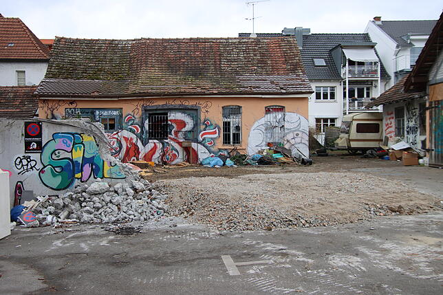 Blick in den Hinterhof der Teestube: Die Trennmauern zum Hof sind schon weg, die Gebäude selbst sollen demnächst weichen. Das Singener ...