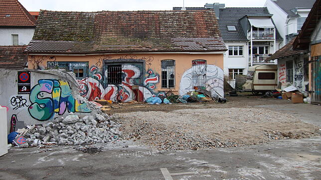Blick in den Hinterhof der Teestube: Die Trennmauern zum Hof sind schon weg, die Gebäude selbst sollen demnächst weichen. Das Singener ...