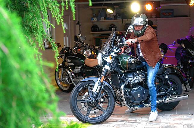 Matthias Reim mit einem seiner zwölf Vintage-Motorräder vor der heimischen Garage am Bodensee.