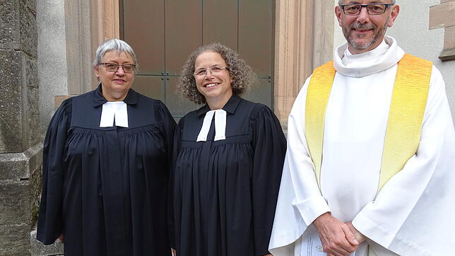 Dekanin Christiane Vogel und der katholische Pfarrer Ulrich Sickinger freuen sich über die Verstärkung in Tiengen durch Pfarrerin ...