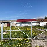 Das Lager der Hilfsgemeinschaft Jakab auf rumänischer Seite in Baraolt. Links der unsanierte Teil des Gebäudes, dessen Dach mittlerweile ...
