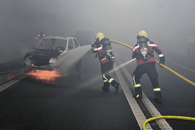 Einsatz unter erschwerten Bedingungen: Nebelmaschinen simulieren den Brandrauch.