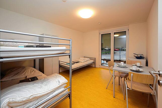 Dreibettzimmer in einer der Wohnungen für Asylbewerber.