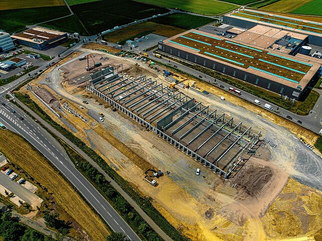 Aus der Luft sieht man die ganze Dimension des Neubaus, hier ein Luftbild vom Juli 2022.