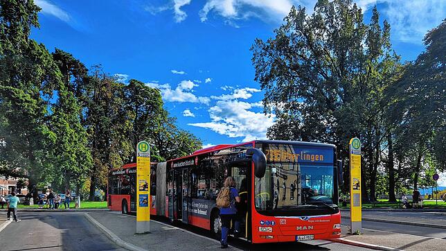 Volle Busse in Friedrichshafen? Die gibt es in den Sommermonaten, wenn Touristen auf Einheimische treffen, durchaus. Trotzdem gibt es ...