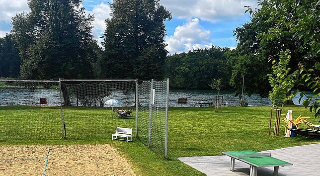 In der Exklave Büsingen gibt es im Strandbad Lido das Rundumpaket. Von Bachvolleyball bis Tischtennis kann bei ihr so einiges gespielt ...