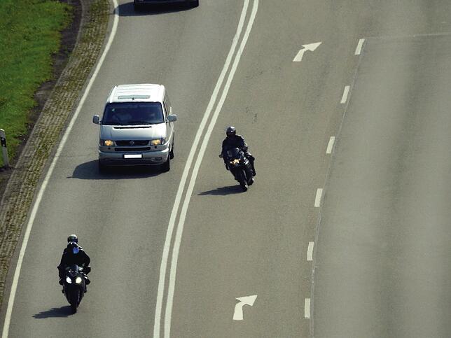 Einige Motorradfahrer ignorieren selbst doppelt durchgezogene Linien und bringen sich und andere in Gefahr. Bild: Dietmar Schweigler