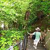 Urlauberin Katharina Gouders läuft auf ihrer Wanderung von Hagnau nach Meersburg durch den kleinen Tobel beim Höhenweg.