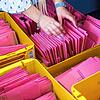 Eine Frau steckt einen Wahlbrief für die Bundestagswahl in einen Postkasten. Für die Auszählung der Briefwahlstimmen braucht es ...